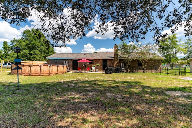 view of yard featuring a pool