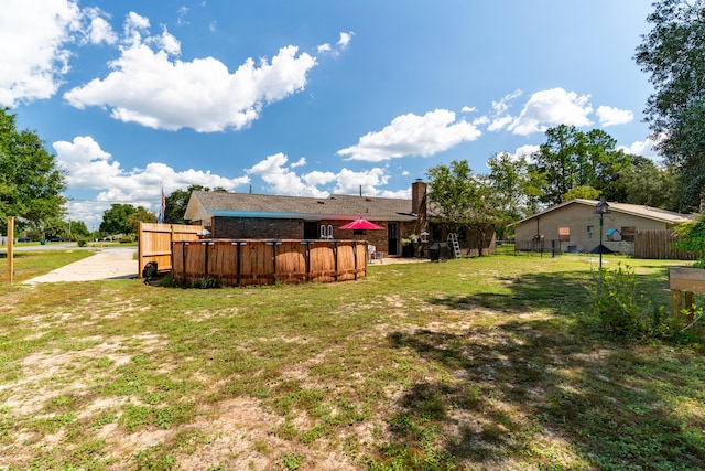 view of yard featuring a swimming pool