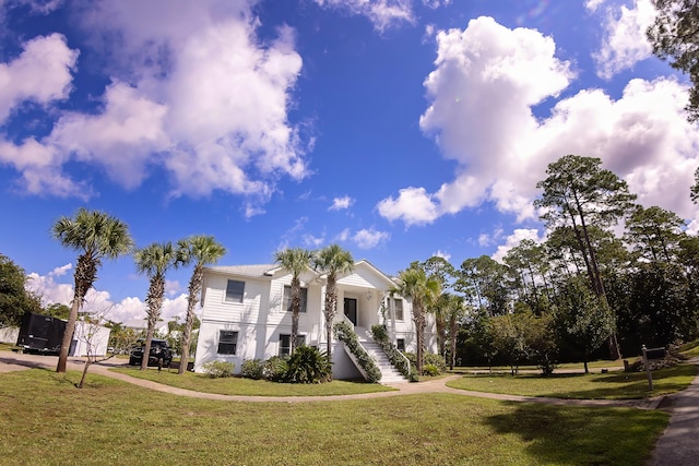 view of front of house featuring a front lawn