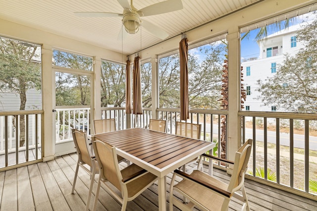 sunroom with ceiling fan