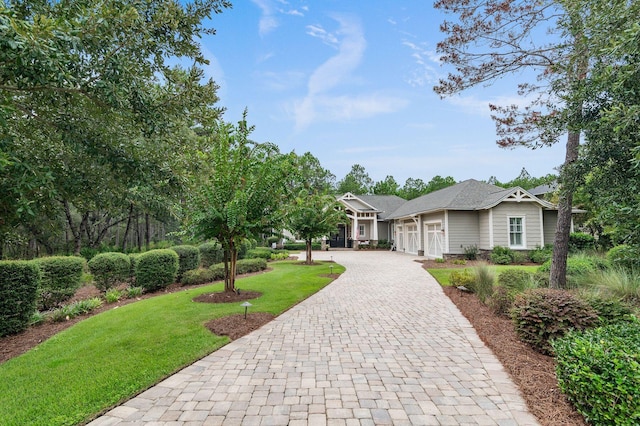 view of front facade featuring a garage and a front yard