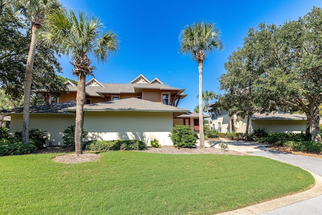 view of front facade with a front lawn