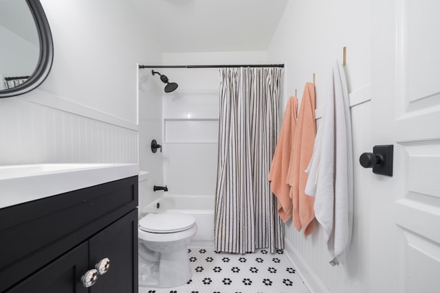 full bathroom with shower / bath combination with curtain, vanity, and toilet