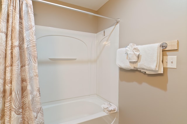 bathroom featuring shower / tub combo