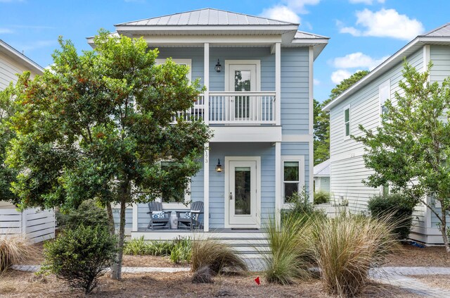 view of front of home featuring a balcony