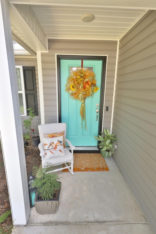 property entrance featuring a porch