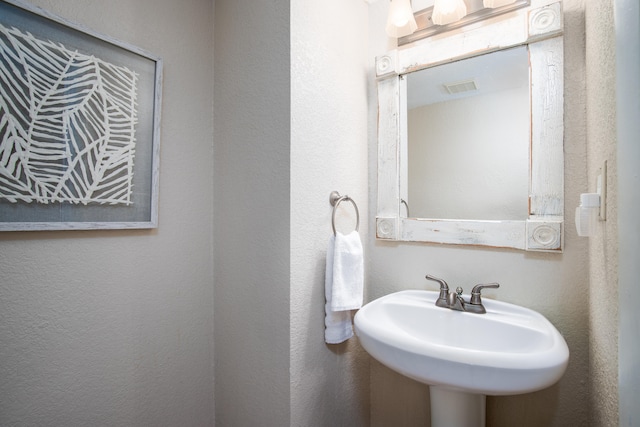 bathroom featuring sink