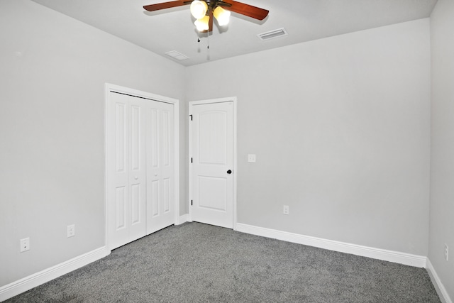 carpeted empty room featuring ceiling fan