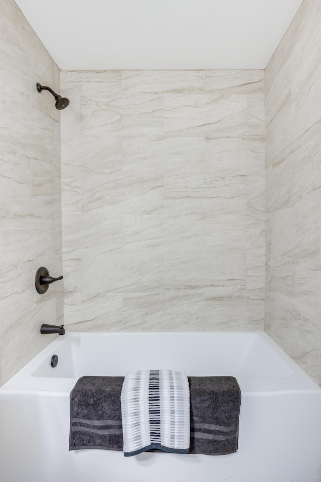 bathroom featuring tiled shower / bath