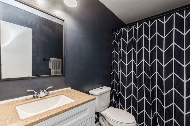 full bathroom featuring toilet, a shower with curtain, and vanity