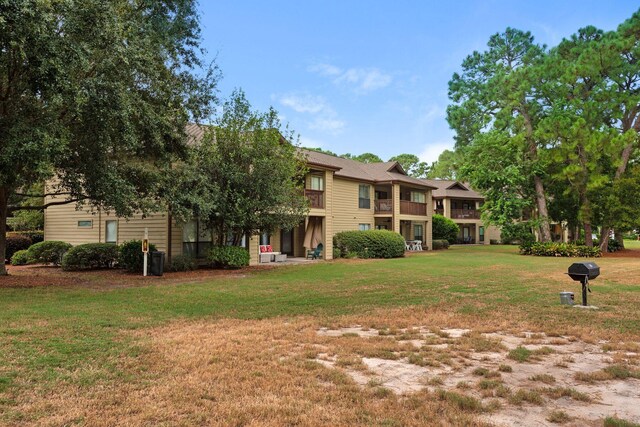 exterior space featuring a front yard