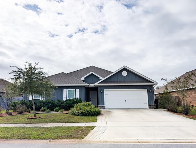 view of front of home featuring a front yard and a garage