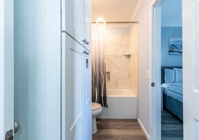 bathroom with wood-type flooring, crown molding, toilet, and shower / bathtub combination with curtain