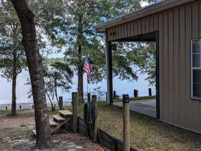 view of yard featuring a water view