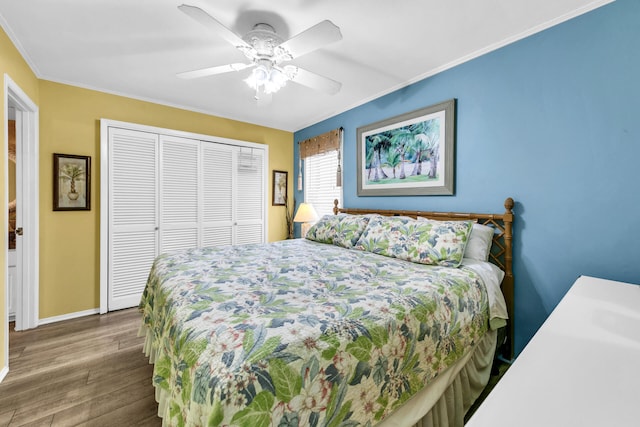 bedroom featuring ceiling fan, ornamental molding, a closet, and hardwood / wood-style floors