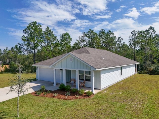 single story home featuring a front lawn