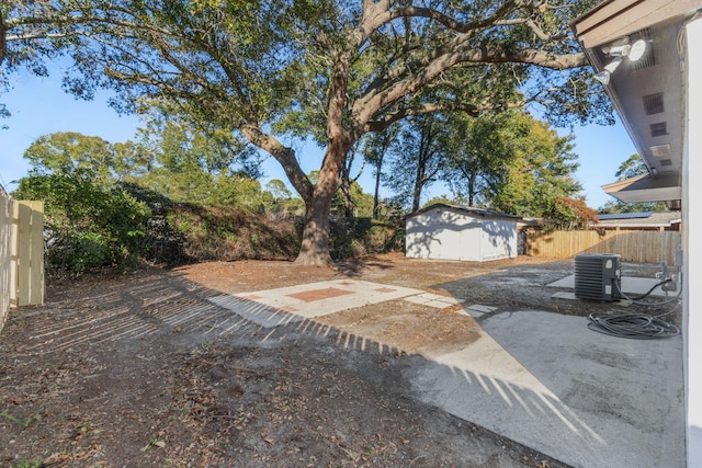 view of yard featuring cooling unit and a storage shed