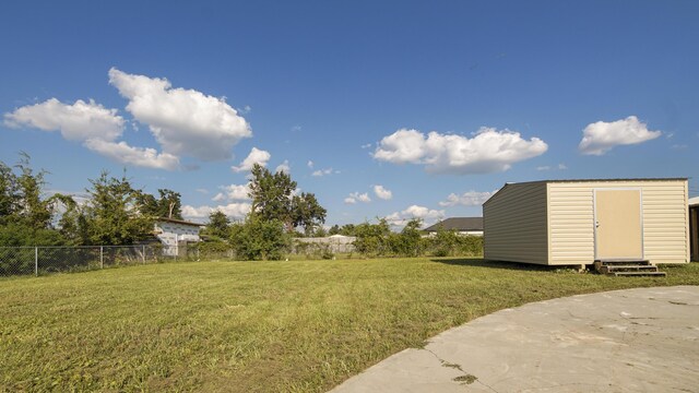 view of yard featuring a storage unit