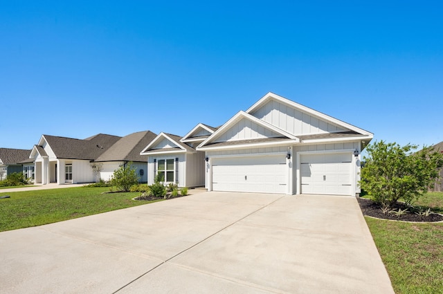 view of front facade featuring a front yard and a garage