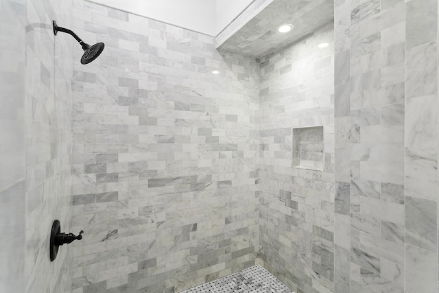 bathroom featuring a tile shower