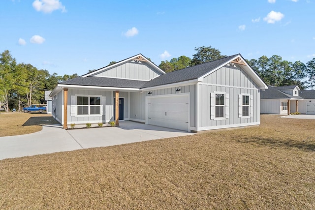 view of front of home featuring a front yard and a garage