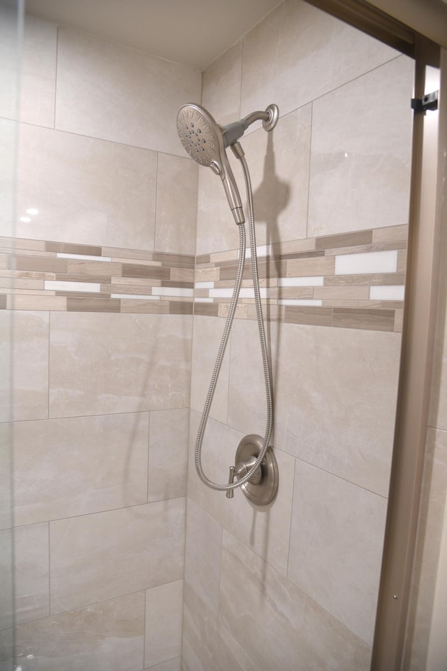 details featuring tiled shower