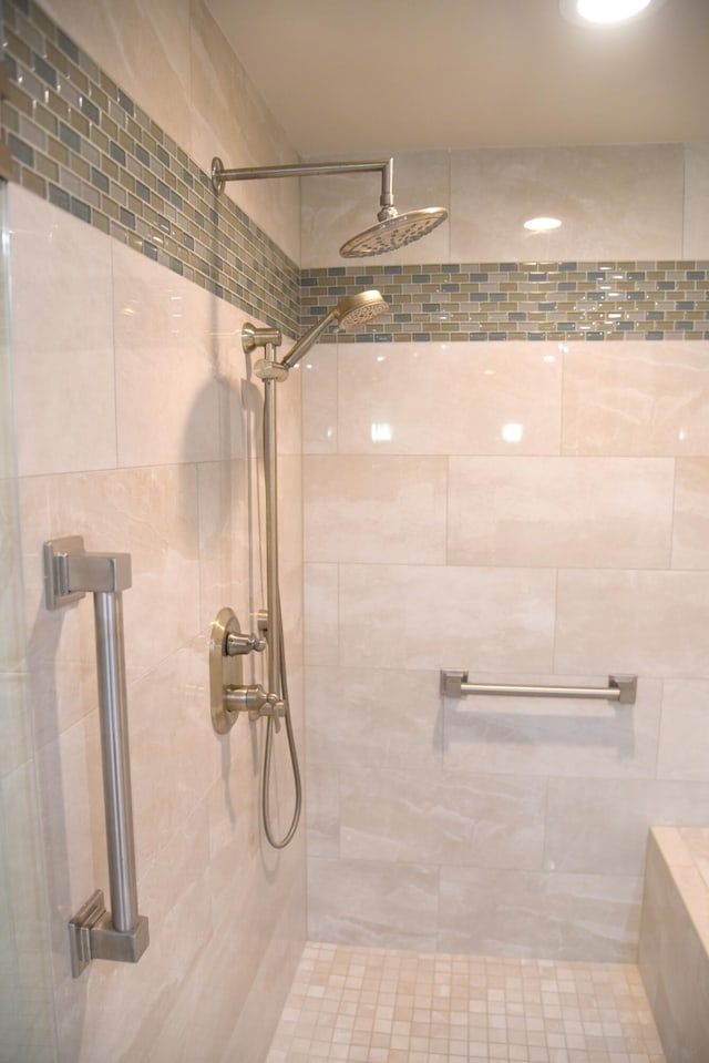 bathroom featuring tiled shower