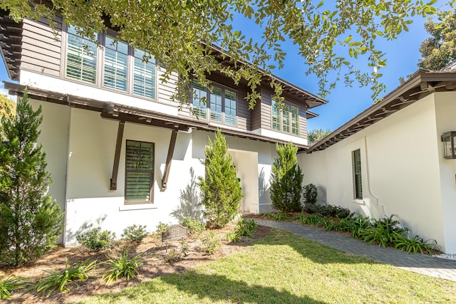 view of front facade featuring a front lawn