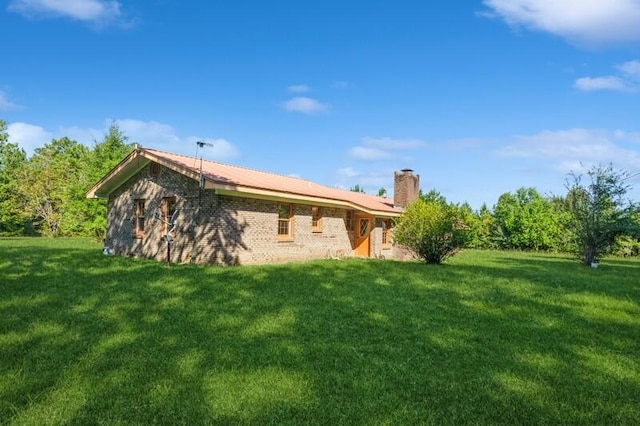 back of house featuring a lawn