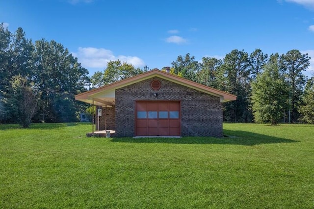 view of outdoor structure with a yard