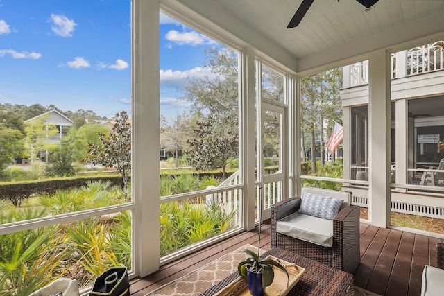 sunroom with ceiling fan