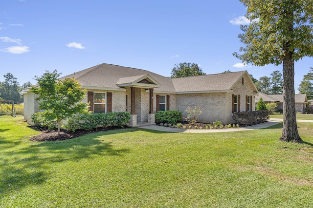 view of front of home featuring a front yard