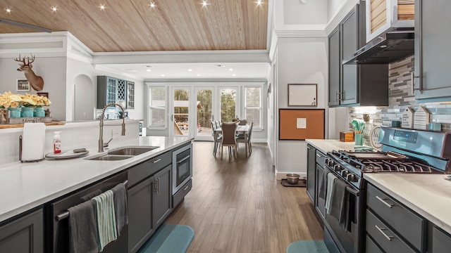 kitchen featuring wood ceiling, sink, gray cabinetry, stainless steel appliances, and hardwood / wood-style floors