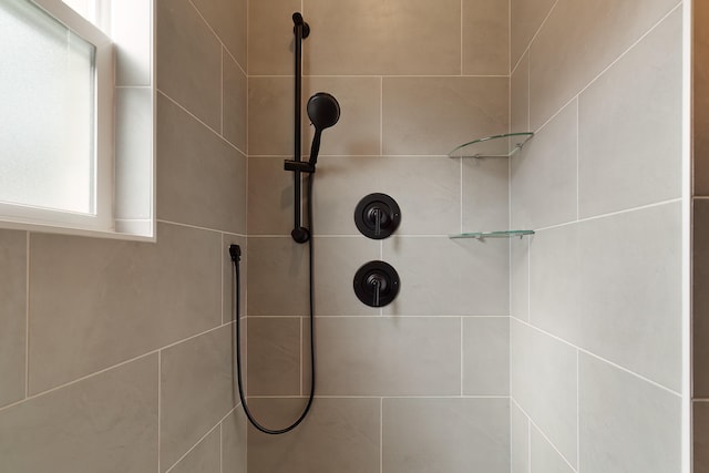 room details featuring tiled shower