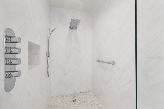 bathroom featuring tiled shower