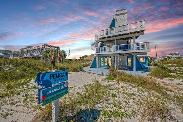 view of front of property