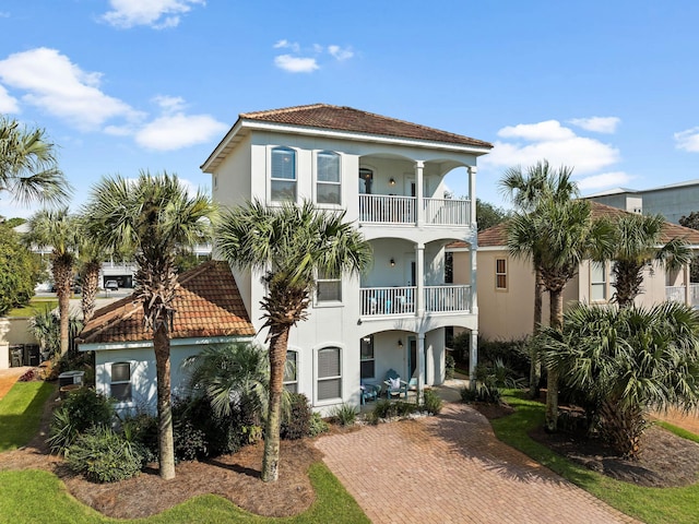 view of front of home featuring a balcony