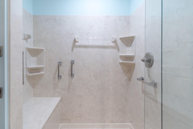 bathroom featuring a tile shower