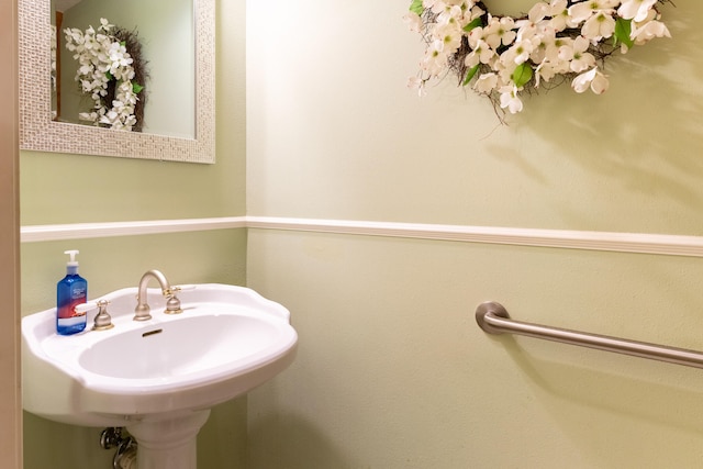 bathroom featuring sink