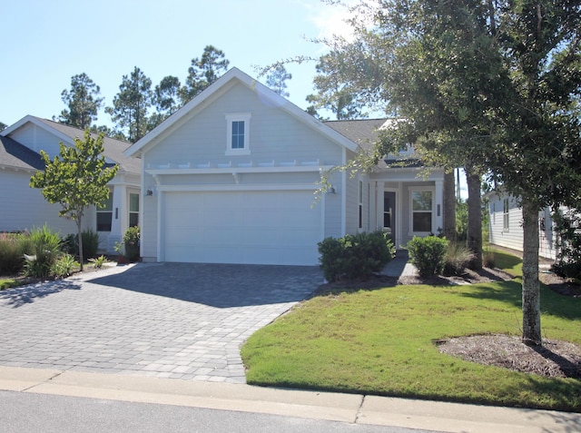 view of front of home featuring a front lawn and a garage