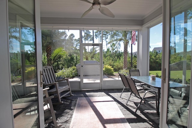 sunroom with ceiling fan