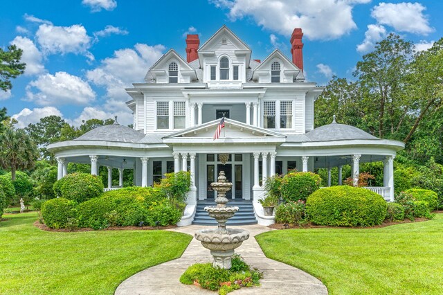 view of front facade with a front lawn and covered porch