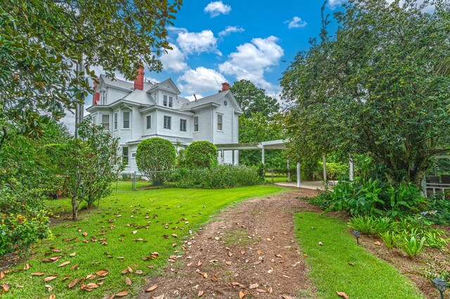 exterior space featuring a front yard