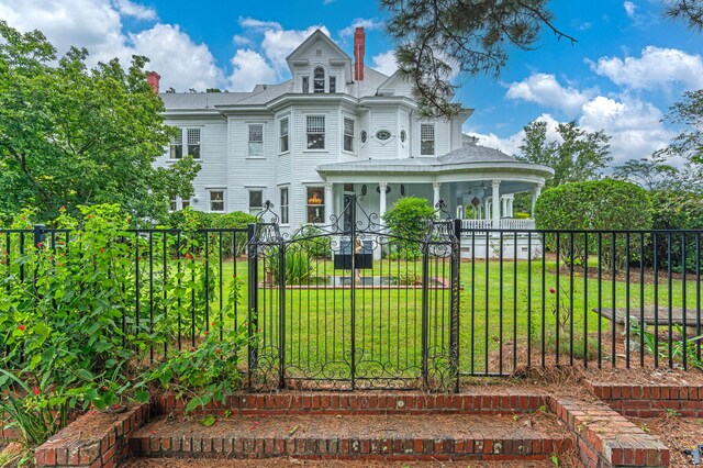 view of front of home featuring a front lawn and covered porch