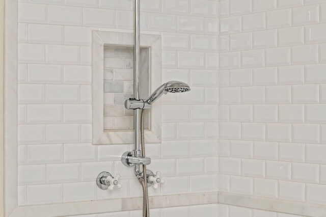 room details featuring tiled shower