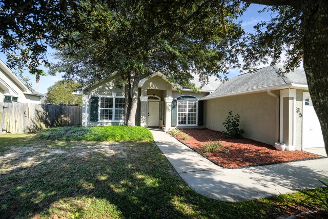 view of front facade with a front yard