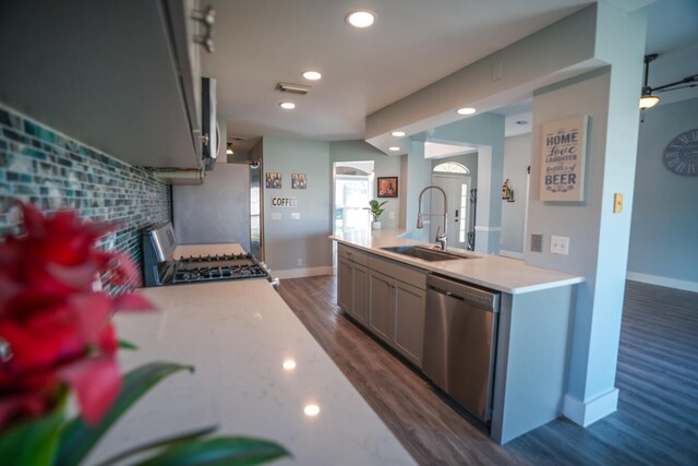 kitchen featuring stainless steel appliances, dark hardwood / wood-style floors, sink, and gray cabinetry