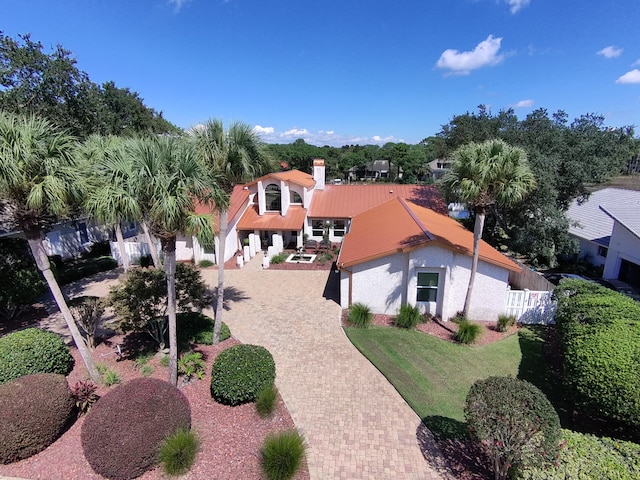 view of front of property featuring a front lawn