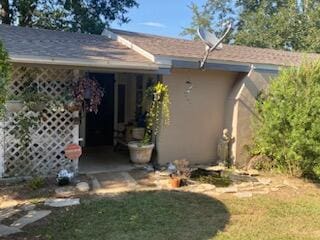 view of front of house with a front lawn