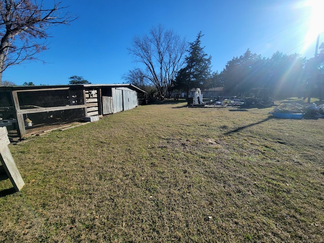 view of yard with an outdoor structure